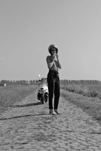 vrouw bestuurder retro scooter Eede