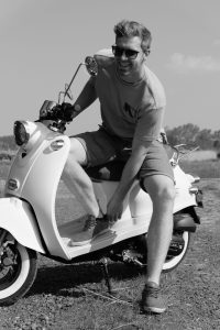 Stier op retro scooter Brommeleute