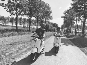 retro scooter actie koppel wind in haar