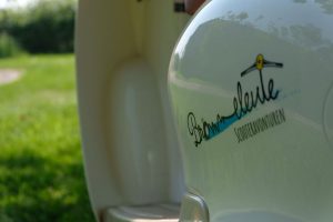 Brommeleute logo sticker op retro scooter