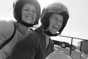 lachende passagier retro scooter route