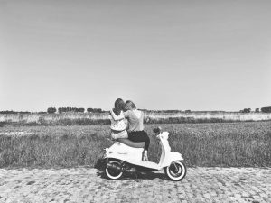 scooterrijder kijkt panorama Zeeland